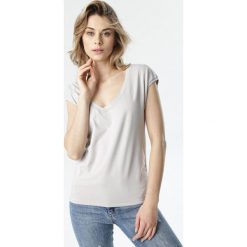 Szary T-shirt Luaphis. Szare bluzki damskie Born2be, s, bez wzorów, z jeansu, eleganckie, bez kołnierzyka, z krótkim rękawem. Za 54,99 zł.