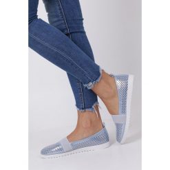 Niebieskie Półbuty Slip On Ażurowe Błyszczące Z Gumką Casu Da19X3/bl. Niebieskie półbuty damskie Casu, bez wzorów, bez obcasa, bez zapięcia. W wyprzedaży za 29,99 zł.