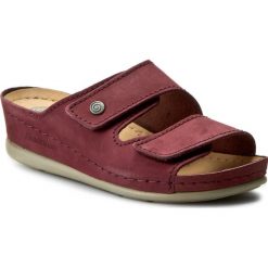 Klapki DR. BRINKMANN - 701049 Bordeaux 41. Czerwone klapki damskie Dr. Brinkmann, bez wzorów, ze skóry, bez obcasa, na obcasie. W wyprzedaży za 179,00 zł.
