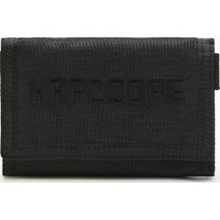 Materiałowy portfel z napisem Hardcore - Czarny. Czarne portfele męskie marki House, z napisami, z tkaniny. Za 39,99 zł.