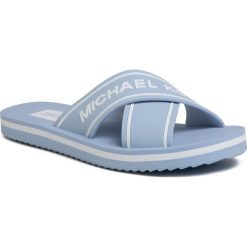 Klapki MICHAEL MICHAEL KORS - Sparrow Slide 40S0SPFA1Q Pale Ocean. Niebieskie klapki damskie MICHAEL Michael Kors, bez wzorów, z tworzywa sztucznego, bez obcasa. Za 289,00 zł.