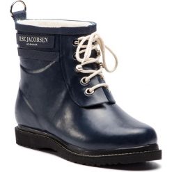 Kalosze ILSE JACOBSEN - RUB2 Dark Indigo 660. Niebieskie kalosze damskie marki Ilse Jacobsen, na imprezę, z tworzywa sztucznego, bez obcasa, bez zapięcia. W wyprzedaży za 379,00 zł.