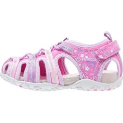 Geox SANDAL ROXANNE Sandały trekkingowe fuchsia/lilac. Czerwone sandały chłopięce marki Geox, z materiału, z otwartym noskiem. W wyprzedaży za 174,85 zł.