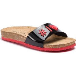 Klapki GUESS - Ashtag FJ6ASH PAT19 001. Czarne klapki damskie Guess, z aplikacjami, ze skóry ekologicznej, bez obcasa. W wyprzedaży za 179,00 zł.