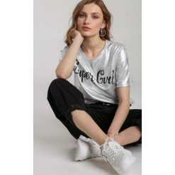 Srebrny T-shirt Byers. Szare bluzki sportowe damskie Renee, s, z napisami, z okrągłym kołnierzem, z krótkim rękawem, krótkie, bez kaptura. Za 59,99 zł.