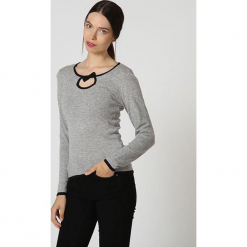 Sweter w kolorze szarym. Szare swetry klasyczne damskie marki William de Faye, z kaszmiru, z okrągłym kołnierzem. W wyprzedaży za 136,95 zł.