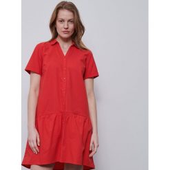 Sukienka koszulowa - Czerwony. Czerwone sukienki damskie Reserved, bez wzorów, z koszulowym kołnierzykiem, bez rękawów, koszulowe. Za 89,99 zł.
