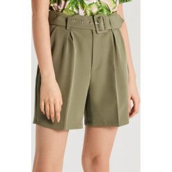 Bermudy z paskiem - Khaki. Brązowe szorty damskie Cropp, bez wzorów. Za 79,99 zł.