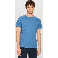 T-shirt z drobnym nadrukiem - Niebieski. Niebieskie t-shirty męskie Reserved, s, z nadrukiem, bez kołnierzyka. Za 39,99 zł.