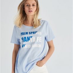 T-shirt z kolorowym napisem - Niebieski. Niebieskie t-shirty damskie marki Sinsay, s, z napisami, bez kołnierzyka. Za 14,99 zł.