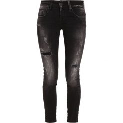 LTB CYNTHIA Jeansy Slim Fit carma black wash. Czarne rurki damskie marki LTB. W wyprzedaży za 191,40 zł.