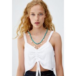 Krótki marszczony top. Szare topy damskie Pull&Bear, bez wzorów, bez kołnierzyka, z krótkim rękawem. Za 39,90 zł.