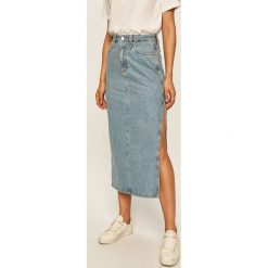 Calvin Klein Jeans - Spódnica jeansowa. Niebieskie spódniczki damskie Calvin Klein Jeans, na co dzień, bez wzorów, z bawełny, casualowe, z podwyższonym stanem, midi, proste. Za 449,90 zł.