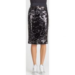 SPÓDNICA TRUSSARDI JEANS Z CEKINAMI. Czarne spódniczki damskie z aplikacjami, z jeansu, midi, ołówkowe. Za 430,00 zł.