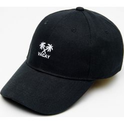 Czapka z daszkiem - Biały. Białe czapki damskie Cropp, bez wzorów. Za 29,99 zł.