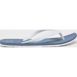 Under Armour - Japonki. Niebieskie klapki damskie Under Armour, bez wzorów, z materiału, bez obcasa, na obcasie. W wyprzedaży za 59,90 zł.
