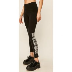 Vans - Legginsy. Czarne spodnie damskie Vans, s, z nadrukiem, z elastanu. W wyprzedaży za 129,90 zł.