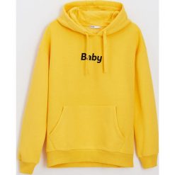 Bluza kangurka z napisem - Żółty. Żółte bluzy damskie Cropp, s, z napisami, bez rękawów, bez kaptura. Za 79,99 zł.