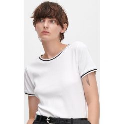 Prążkowany T-shirt ze ściągaczami - Biały. Białe t-shirty damskie Reserved, s, bez wzorów, prążkowane, bez kołnierzyka. Za 39,99 zł.