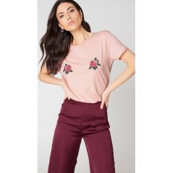 NA-KD T-shirt z haftowanymi kwiatami Peony - Pink. Różowe t-shirty damskie NA-KD, z haftami, z bawełny, z okrągłym kołnierzem. W wyprzedaży za 30,28 zł.
