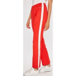 Calvin Klein Jeans - Spodnie. Czerwone spodnie damskie Calvin Klein Jeans, s, z bawełny, z podwyższonym stanem. W wyprzedaży za 269,90 zł.