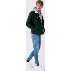 Jeansy carrot fit premium z przetarciami. Niebieskie jeansy męskie relaxed fit marki Pull&Bear. Za 139,00 zł.