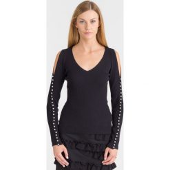 CZARNY SWETER ANNIE GUESS. Czarne swetry damskie Guess, s, z aplikacjami, z długim rękawem, długie, bez kaptura. Za 219,45 zł.