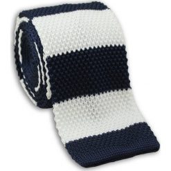 Dziergany Krawat Męski Knit, Poprzeczne Pasy -5,5cm- Chattier, Granatowo-Biały KRCH0919. Niebieskie krawaty męskie Chattier, w paski, z jeansu, sportowe. Za 44,00 zł.