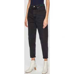 Tommy Jeans - Jeansy TJ 2004. Czarne jeansy damskie Tommy Jeans, z podwyższonym stanem. W wyprzedaży za 399,90 zł.