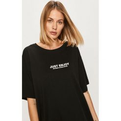 Answear - T-shirt Answear Lab. Czarne bluzki damskie ANSWEAR, s, z nadrukiem, z bawełny, casualowe, z okrągłym kołnierzem. Za 49,90 zł.