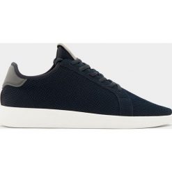Granatowe buty sportowe z materiału. Zielone buty sportowe męskie marki Pull&Bear. Za 49,90 zł.