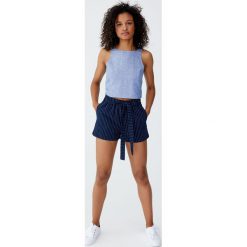 Spodenki tailoring w paseczki z wiązaniem. Zielone szorty damskie marki Pull&Bear. Za 59,90 zł.