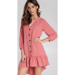 Różowa Sukienka Cummings. Różowe sukienki damskie Renee, na co dzień, s, bez wzorów, eleganckie, z asymetrycznym kołnierzem, bez rękawów, mini, asymetryczne. Za 89,99 zł.
