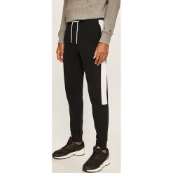 Calvin Klein - Spodnie. Czarne spodnie męskie Calvin Klein, xl, z nadrukiem, z elastanu. Za 449,90 zł.
