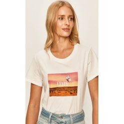 Levi's - T-shirt. Białe bluzki damskie Levi's®, s, z nadrukiem, z bawełny, casualowe, z okrągłym kołnierzem. W wyprzedaży za 139,90 zł.