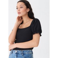 Bluzka off shoulder - Czarny. Czarne bluzki damskie House, s, bez wzorów, bez kołnierzyka, bez rękawów. W wyprzedaży za 29,99 zł.
