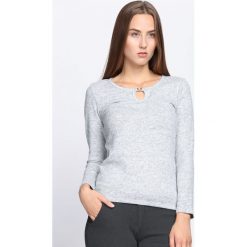 Jasnoszary Sweter Vision Of Love. Szare bez kategorii Born2be, xl, z okrągłym kołnierzem. Za 34,99 zł.
