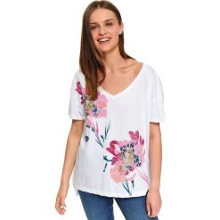 T-shirt w serek z kwiatową aplikacją. Białe t-shirty damskie z nadrukiem, z dzianiny. W wyprzedaży za 19,99 zł.