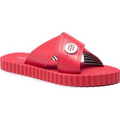 Klapki TOMMY HILFIGER - Hardware Detail Beach Sandal FW0FW03883 Tango Red 611. Czerwone klapki damskie TOMMY HILFIGER, z aplikacjami, ze skóry ekologicznej, bez obcasa. W wyprzedaży za 139,00 zł.