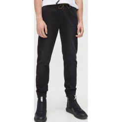 Jeansowe slim joggery - Czarny. Czarne spodnie męskie Cropp, m, bez wzorów, z jeansu. Za 119,99 zł.