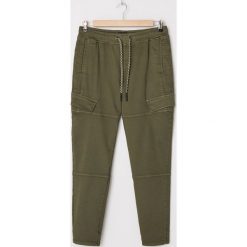 Spodnie carrot - Khaki. Brązowe spodnie męskie House, s, bez wzorów. Za 99,99 zł.