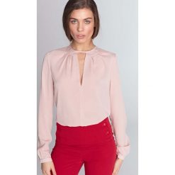 Różowa Elegancka Wizytowa Bluzka z Wycięciem przy Dekolcie. Różowe bluzki damskie Molly.pl, s, z aplikacjami, eleganckie, z klasycznym kołnierzykiem, z długim rękawem. Za 129,90 zł.