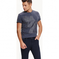 T-SHIRT MĘSKI Z NADRUKIEM. Szare t-shirty męskie z nadrukiem Top Secret, na jesień, m. Za 24,99 zł.