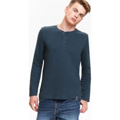 T-SHIRT MĘSKI DŁUGI RĘKAW Z OZDOBNYM DEKOLTEM. Zielone t-shirty męskie Top Secret, na zimę, m, bez wzorów, klasyczne, z klasycznym kołnierzykiem, długie. W wyprzedaży za 39,99 zł.