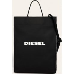 Diesel - Torebka. Czarne torby damskie na zakupy Diesel, w paski, z materiału, na ramię, duże, z nadrukiem, bez dodatków. W wyprzedaży za 379,90 zł.