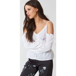 NA-KD Boho Top z odkrytymi ramionami - White. Białe topy damskie marki NA-KD Boho, bez wzorów, bez kołnierzyka. W wyprzedaży za 22,17 zł.