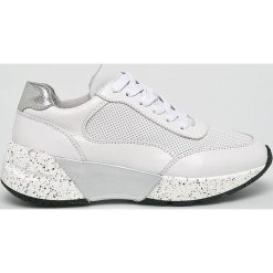 Bullboxer - Buty. Białe buty sportowe damskie Bullboxer, bez wzorów, ze skóry, sportowe. W wyprzedaży za 219,90 zł.