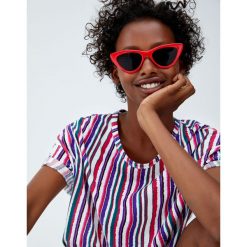 Koszulka w pionowe paski. Szare t-shirty damskie marki Pull&Bear, w paski. Za 29,90 zł.