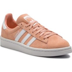 Buty adidas - Campus W CG6047 Cleora/Ftwwht/Crywht. Różowe półbuty damskie Adidas, na co dzień, bez wzorów, z zamszu, bez obcasa, na płaskiej podeszwie, bez zapięcia. W wyprzedaży za 229,00 zł.