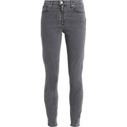 Topshop ZIP JAMIE Jeansy Slim Fit washed black. Czarne rurki damskie marki Topshop, z elastanu. W wyprzedaży za 215,10 zł.